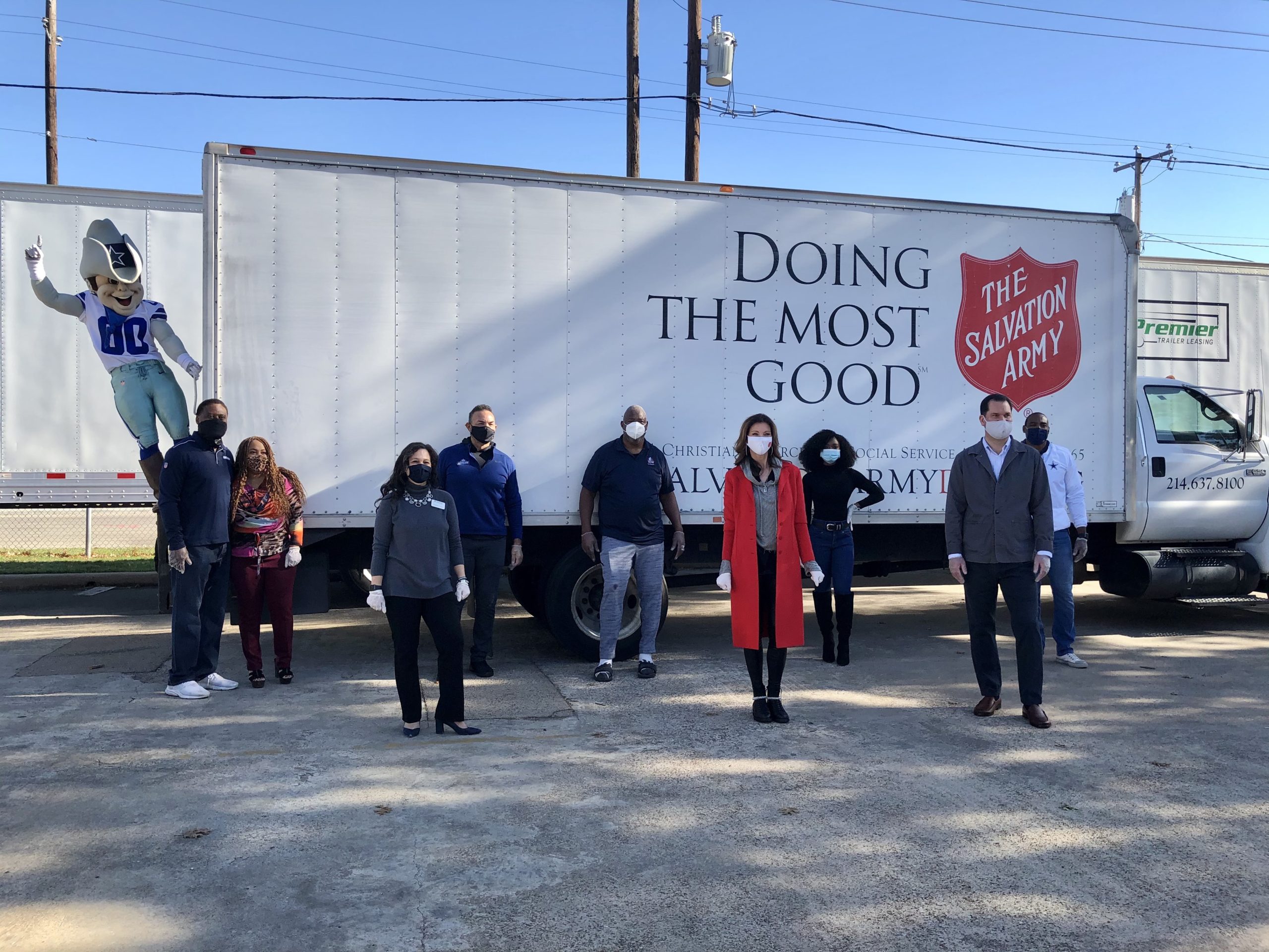 Dallas Cowboys serve Thanksgiving meals at Salvation Army